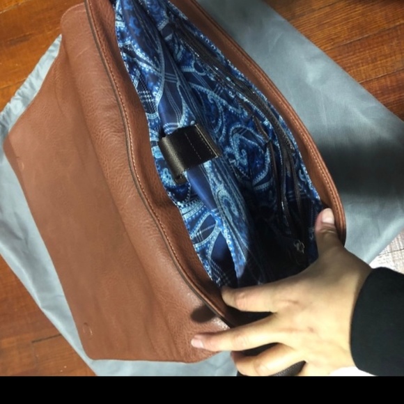 Robert Graham WALDEN LEATHER MESSENGER BAG - Picture 2 of 3